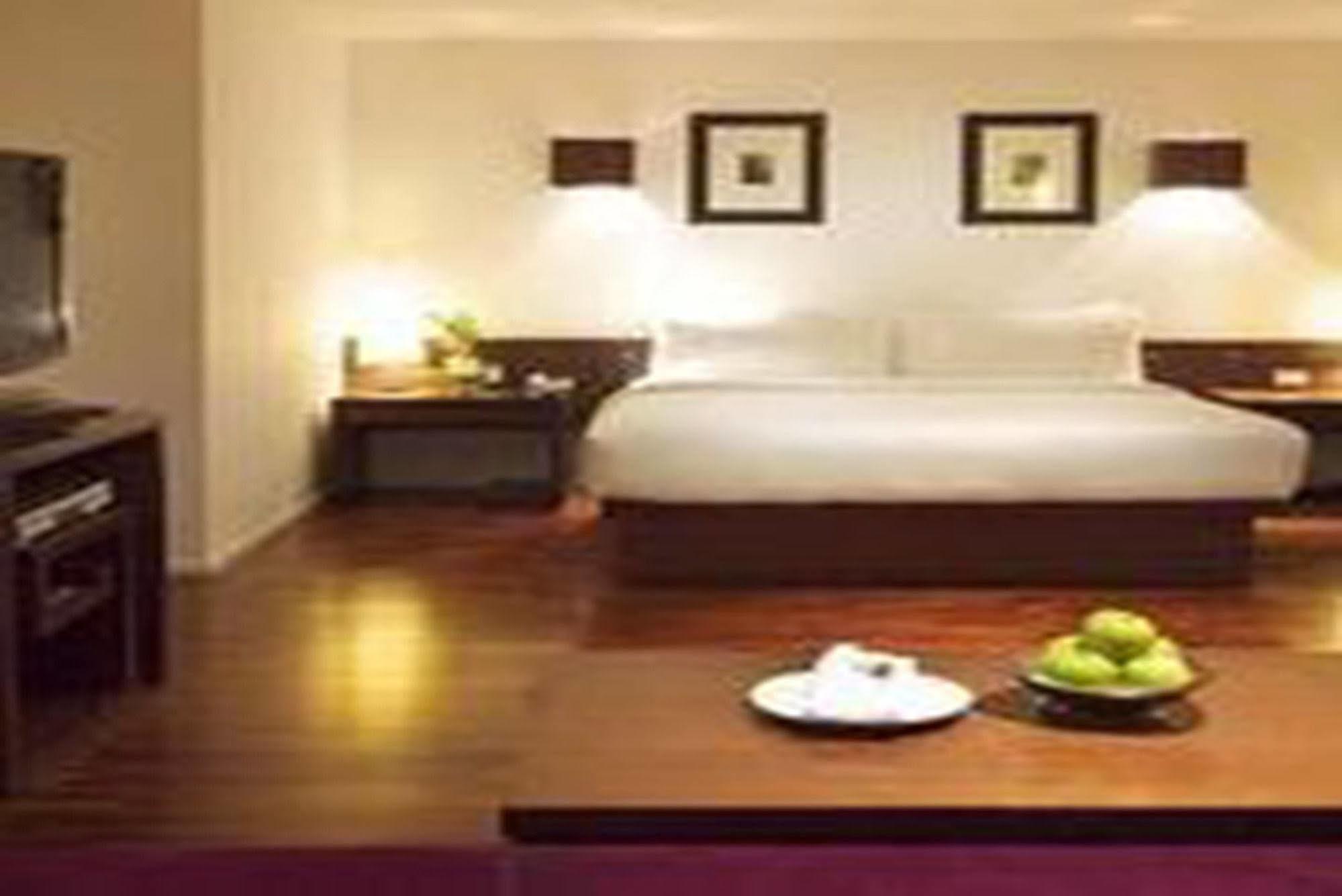 Hotel Triple Two Silom Bangkok Exterior foto